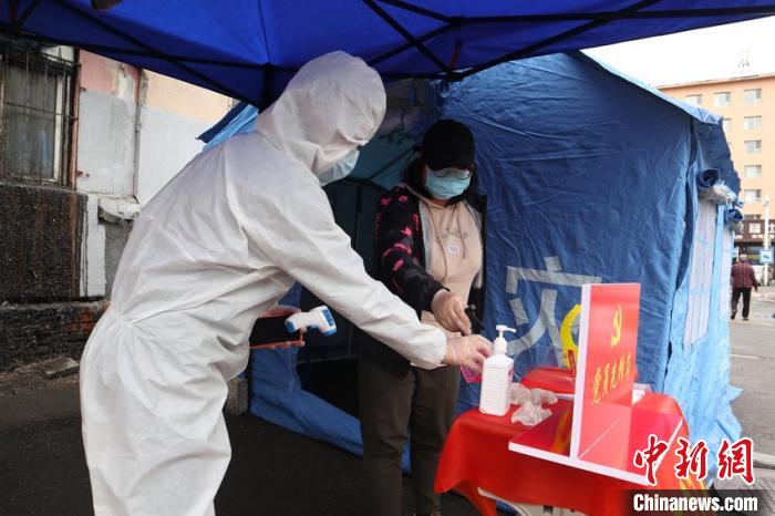 卡點(diǎn)日常消毒 蒼雁 攝