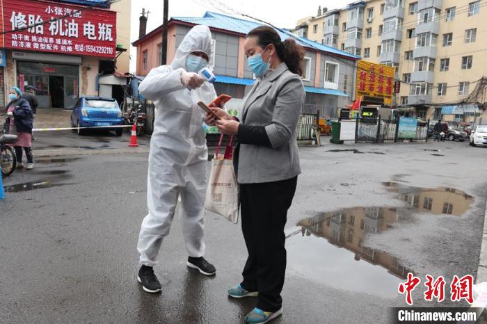 周欣葉在卡點(diǎn)值守 蒼雁 攝